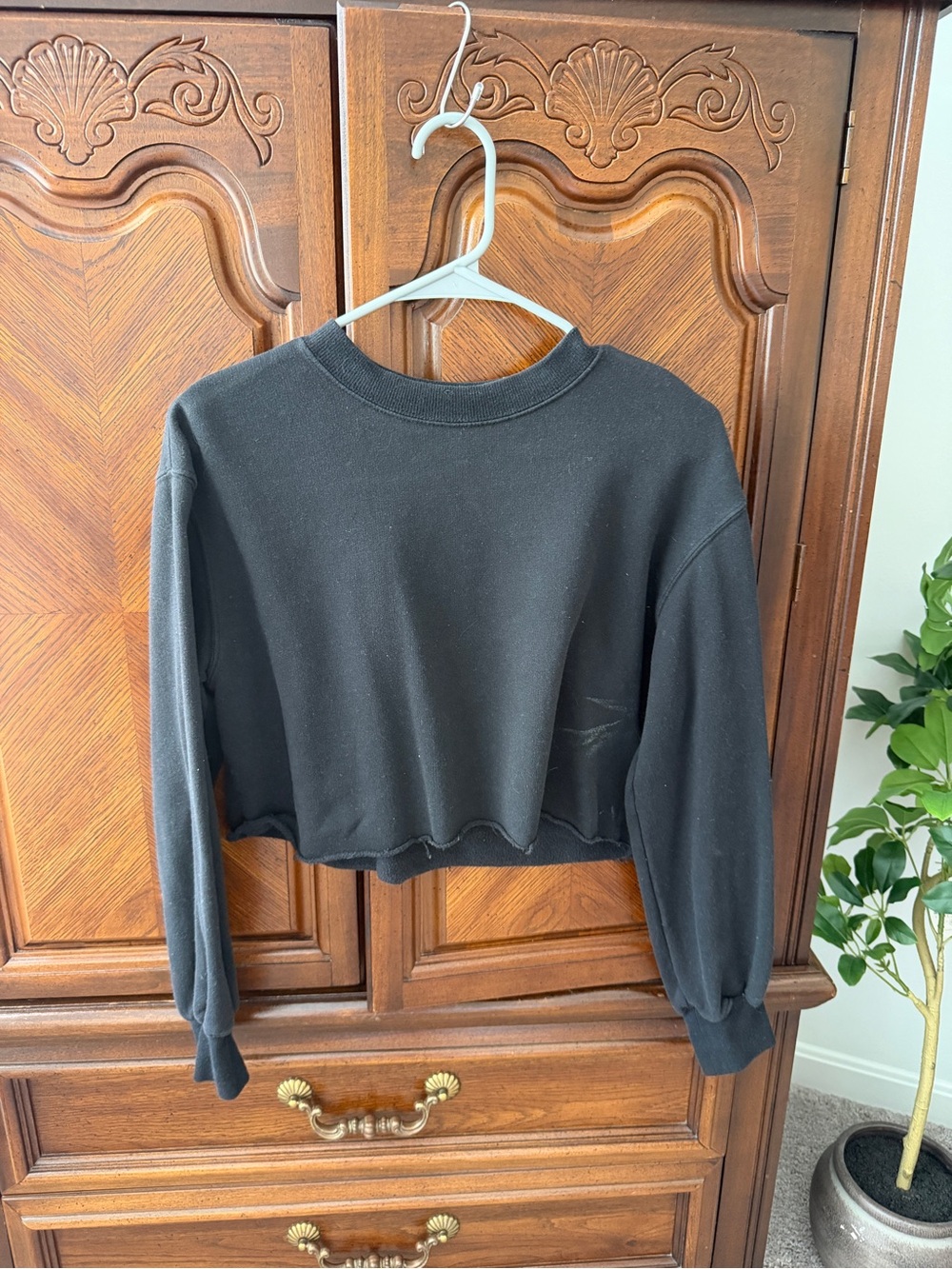 H&M Black Cropped Crewneck Sweatshirt